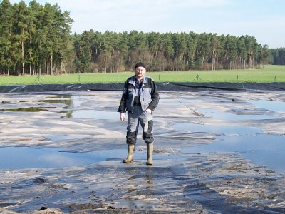 Gefülltes Erdbecken